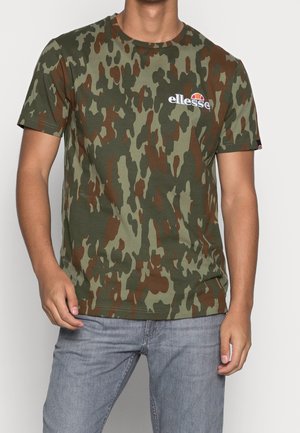 Zielony t-shirt moro wykonany z bawełny, z okrągłym dekoltem i małym białym logo na piersi. Połączony z szarymi jeansami.