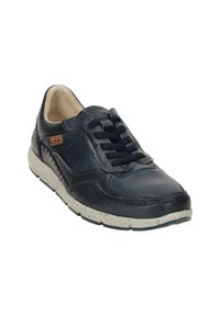 Zapatilla de cuero en azul marino con parte superior texturizada, punta redonda y cordones negros. Suela texturizada de color claro. Marca sutil en el lateral.
