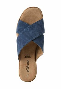 Blauwe suède slip-on sandaal met een kruisbandontwerp, tan voetbed en een ronde neus. Bevat de merknaam "s.Oliver" aan de binnenkant.