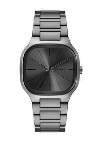 Orologio di forma quadrata con quadrante nero spazzolato e indici delle ore argentati. Il cinturino metallico presenta maglie rettangolari con finitura spazzolata.
