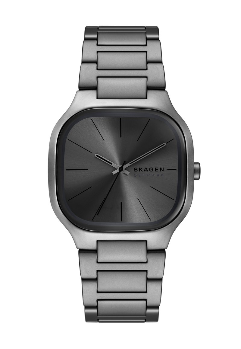 Orologio di forma quadrata con quadrante nero spazzolato e indici delle ore argentati. Il cinturino metallico presenta maglie rettangolari con finitura spazzolata.