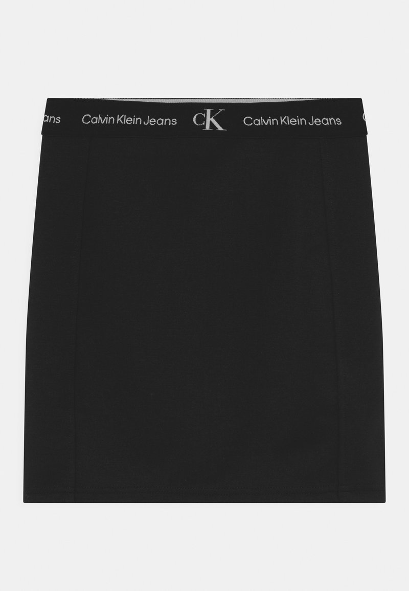 Jupe noire Calvin Klein Jeans avec une taille élastique comportant le texte blanc répété "Calvin Klein Jeans" et un logo central "cK".