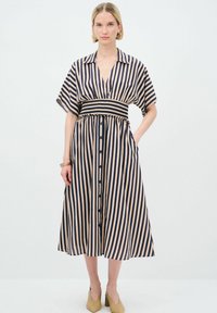 Vestido midi a rayas en beige y azul marino con cuello delantero, mangas cortas, cintura elástica y cierre de botones en la parte delantera. Tejido suave, bolsillos.