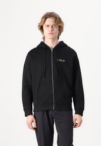 Felpa nera con zip, con cappuccio regolabile, tasche frontali e logo ricamato sul petto. Tessuto morbido e polsini a coste per il massimo comfort.