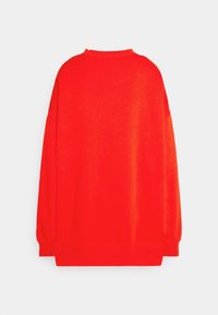 Sudadera roja de gran tamaño, material de algodón, cuello redondo, mangas largas, puños y dobladillo acanalados, textura suave, sin estampados ni adornos.