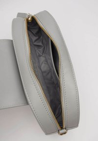 Pochette in similpelle grigia con esterno liscio, zip dorata e foderatura in tessuto grigio; presenta una chiusura con zip per un accesso facile.