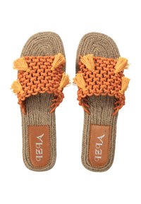Pletene jute sandale s uzorkom od narančaste tkanine, koje sadrže teksturirane resice i smešnu kožnu dekoraciju s otisnutim logotipom.