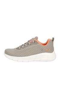 Zapato deportivo gris claro con parte superior de tejido transpirable, detalles en naranja y suela blanca acolchada con múltiples ranuras para mayor flexibilidad.