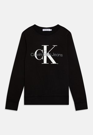 Felpa nera con collo rotondo, maniche lunghe e un grande logo bianco "CK" con il testo "Calvin Klein Jeans" sotto. Tessuto morbido.