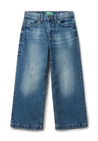 Jeans de denim azul de pierna ancha con detalles desgastados y rotos, bolsillos frontales, pasadores para cinturón y cierre de botón.