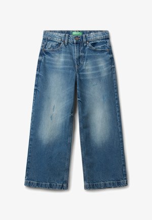 Jeans de denim azul de pierna ancha con detalles desgastados y rotos, bolsillos frontales, pasadores para cinturón y cierre de botón.