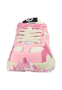 Rosaroter Sportschuh aus Mesh- und Wildledermaterialien, mit Schnürverschluss und einer strukturierten Sohle, die ein marmoriertes Design in verschiedenen Rosatönen aufweist.