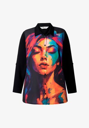 Koszula zapinana na guziki z kolorowym, abstrakcyjnym portretem na przodzie, czarnymi długimi rękawami i czarnym kołnierzykiem. Gładki, syntetyczny materiał.