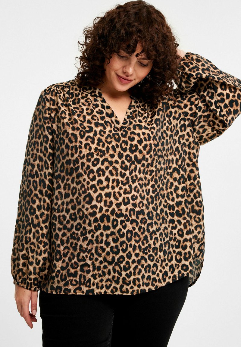 Blouse met luipaardprint van lichtgewicht stof; heeft een V-hals, lange mouwen met elastische manchetten en een relaxte pasvorm.