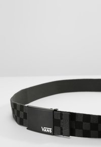 Zwarte verstelbare riem met een dambordpatroon en een matte gesp met het Vans-logo; gemaakt van duurzaam textielmateriaal.