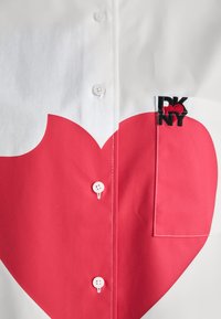 DKNY OVERSIZED PRINTED HEART - Camicia - white