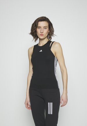 Schwarzes Sport-Top mit weißen Seitenstreifen und einem Adidas-Logo. Hat einen runden Ausschnitt und dünne Träger auf einer Schulter.