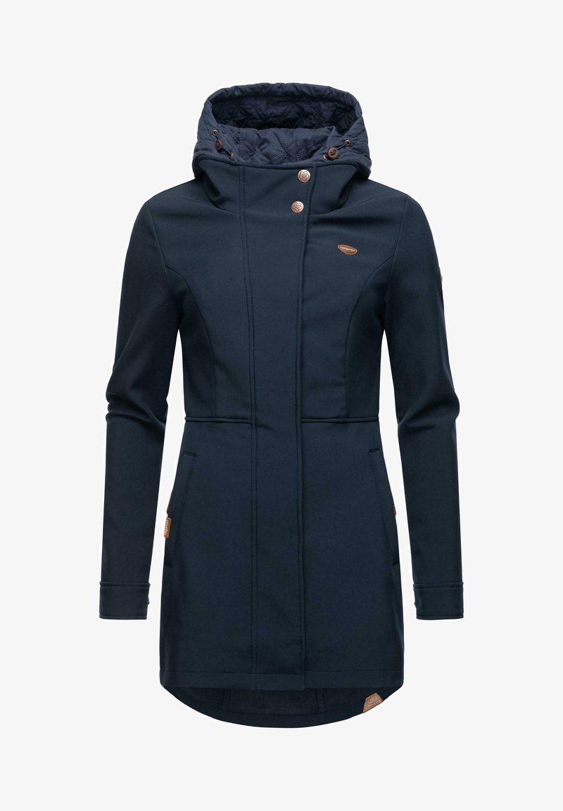 Jachetă din softshell albastru închis, cu glugă matlasată, două buzunare laterale și trei nasturi din bronz pe față. Prezintă un hem posterior mai lung.