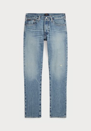 Jeans en denim bleu clair avec une coupe droite, présentant un lavage délavé, un subtil effilochage et un design classique à cinq poches.
