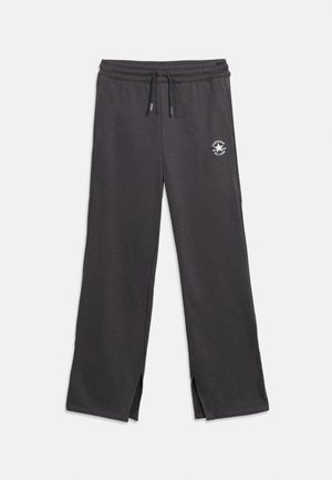 Sötétszürke Converse melegítőnadrág húzózsinóros derékkal, egyenes szárakkal, apró oldalsó sliccel és fehér Converse All Star logóval a bal combon.