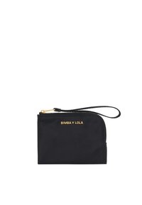Portafoglio nero in nylon con logo dorato, chiusura a zip e tracolla. Texture liscia e forma rettangolare. Design semplice e minimale.