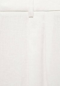 Pantaloni albi din in, cu o textură fină, design cu pliuri în față și talie cu bucle pentru curea.