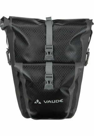 Schwarze wasserdichte Fahrradtasche mit strukturiertem Schlangenhautmuster, verstellbaren grauen Riemen und Clips. Verfügt über ein Markenlogo auf der Vorderseite.