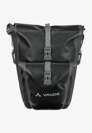 Schwarze wasserdichte Fahrradtasche mit strukturiertem Schlangenhautmuster, verstellbaren grauen Riemen und Clips. Verfügt über ein Markenlogo auf der Vorderseite.