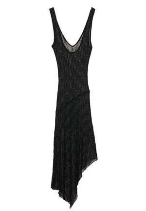 Rochie neagră, fără mâneci, cu un decolteu adânc în V și o margine asimetrică. Fabricată dintr-un material texturat, cu sclipiri subtile de argint.
