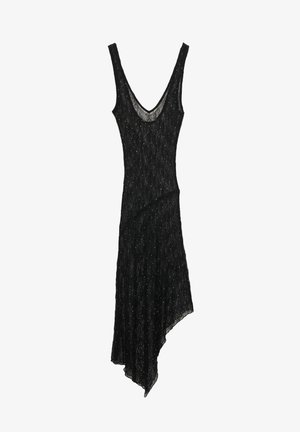 Rochie neagră, fără mâneci, cu un decolteu adânc în V și o margine asimetrică. Fabricată dintr-un material texturat, cu sclipiri subtile de argint.