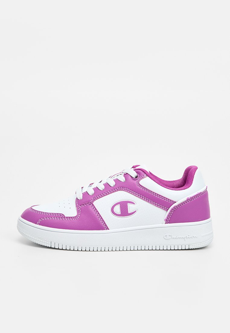Baskets de sport blanches et roses en cuir et matériaux synthétiques, dotées d'une semelle blanche texturée et d'un logo sur le côté.