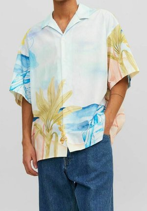 Camisa de manga corta abotonada en tela blanca con patrones botánicos en estilo acuarela en tonos azules, verdes y melocotón.