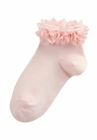 Lys lyserød ankelstrømpe med en flæset kant pyntet med lagdelte stofblomster rundt om øverste kant.