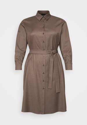 Abito camicia marrone con bottoni, maniche lunghe e cintura da annodare in vita. Realizzato in un tessuto testurizzato con colletto e orlo dritto.