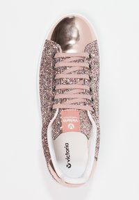 Sneaker rosa glitterati con puntale in metallo color oro rosa, lacci morbidi e suola in gomma bianca, con etichetta del logo sulla linguetta.