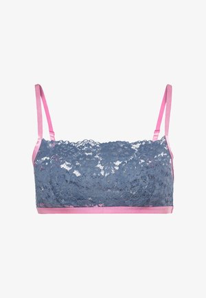 Bralette en dentelle bleue avec des bretelles en satin rose ; présente un motif floral et un bord en dentelle festonné ; texture douce, design à couverture intermédiaire.