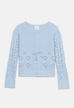 Cardigan tricoté bleu clair à manches longues, fermeture à boutons, motifs en maille ajourée en forme de cœur, et petit nœud décoratif noué à la taille.