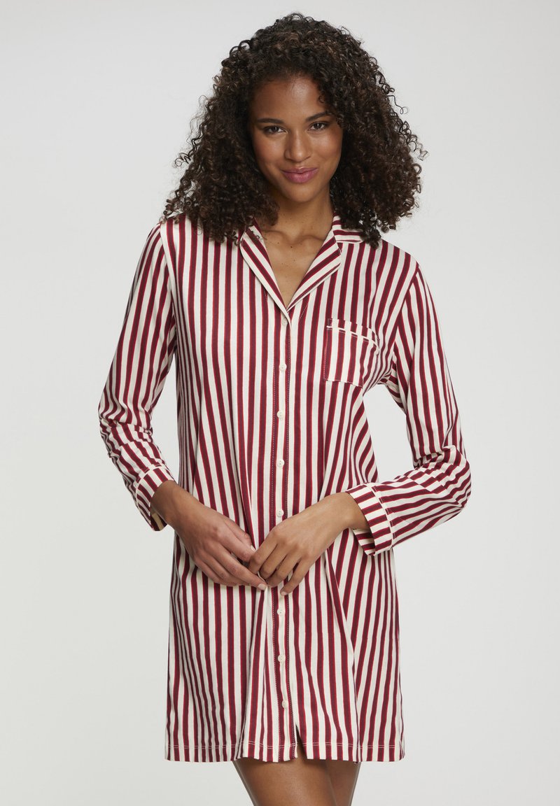 Svītrains nakts krekliņš sarkans un balts, pogājams dizains, garas piedurknes, apkakle un viena krūšu kabata. Izgatavots no mīkstas auduma.