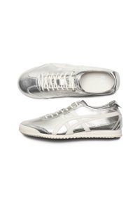 Metalliska silver sneakers med vita detaljer, med en slät yta, rund tå, snörning fram och gummisula med greppmönster.