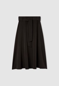 Gonna nera a metà gamba con una cintura larga, cintura in tessuto e design fluido. Texture liscia, senza motivi o accenti.