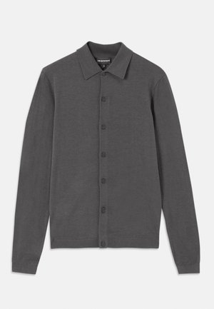 Mørkegrå langermet knapping cardigan med krage og ribbestrikkede mansjetter og hem, liggende flatt på en hvit bakgrunn.