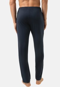 Nachtblauwe pyjamabroek gemaakt van zacht materiaal met een elastische tailleband en een recht model. De textuur lijkt glad en lichtgewicht.