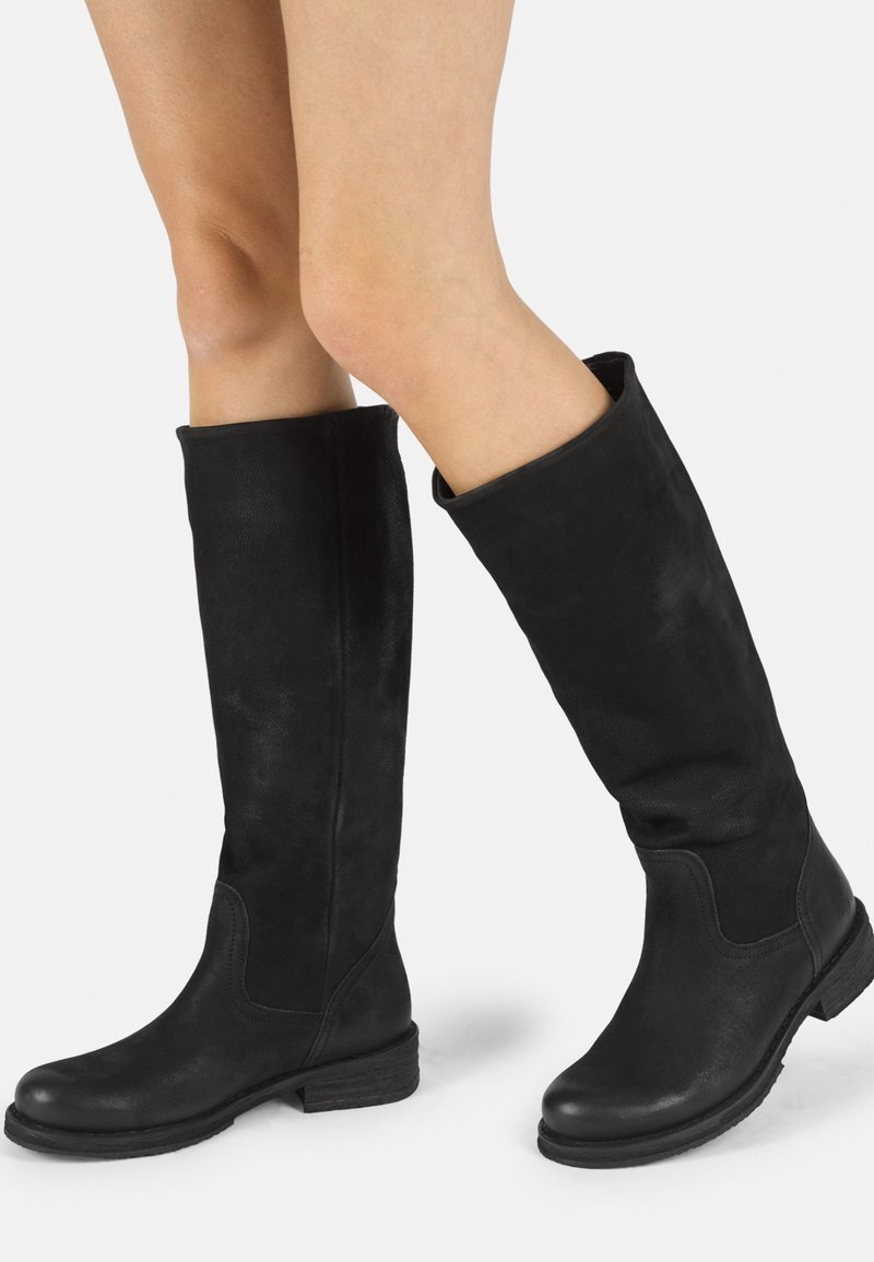 Bottes noires en cuir montant jusqu'au genou, avec une surface lisse, un bout rond et un petit talon empilé ; elles présentent un design de tige légèrement flasque.