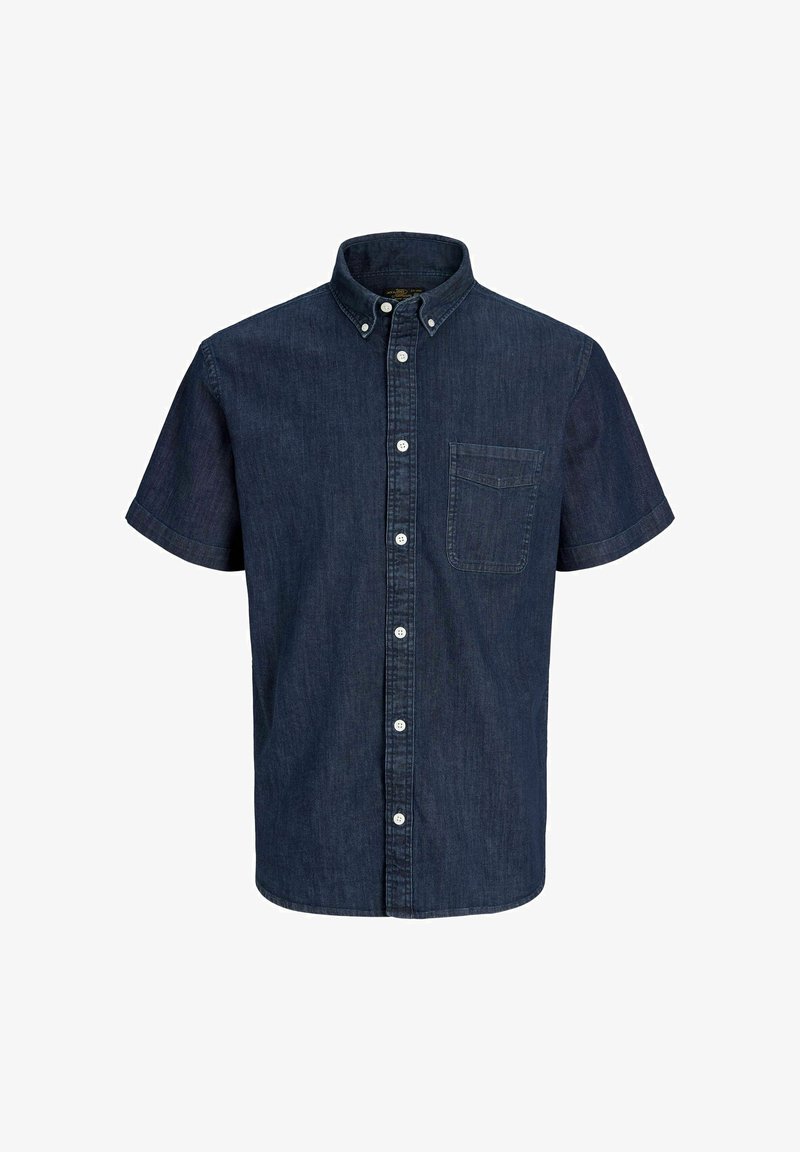 Chemise en jean bleu foncé à manches courtes avec col boutonné, poche poitrine avant et boutons blancs au centre.