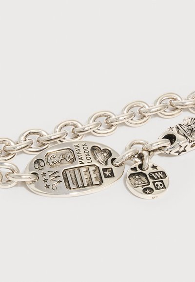 Ασημένιο βραχιόλι αλυσίδας με οβάλ και στρογγυλά μενταγιόν που φέρουν χαραγμένα σύμβολα, κείμενο που περιλαμβάνει "Get a LIFE" και "Mayfair London", αστέρια, κρανίο και καρδιά.
