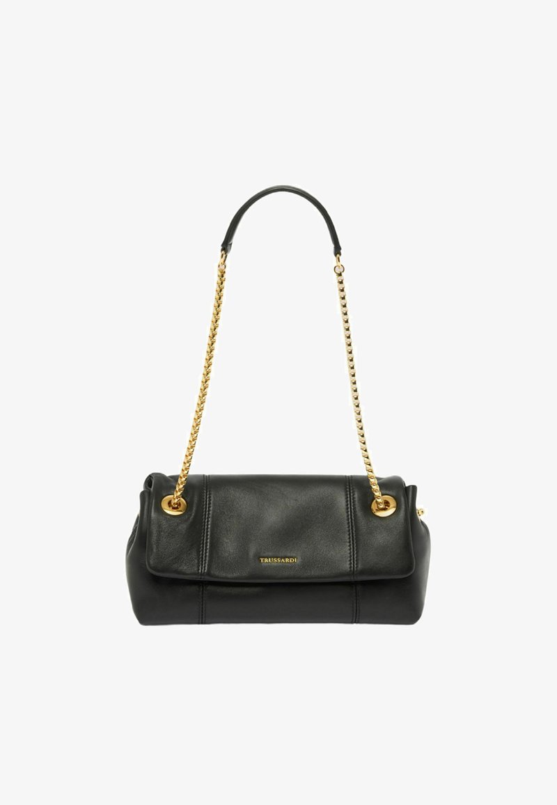 Černá kožená kabelka zaobleného tvaru, s překrývajícím se víkem, zlatým řetízkovým popruhem a vyraženým logem "Trussardi" na přední straně.