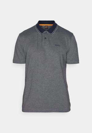 Tamsiai pilka polo marškinėliai su tamsiai mėlynu apykakle ir baltais akcentais, su trimis mygtukais priekyje ir siuvinėtu logotipu kairėje krūtinės pusėje.