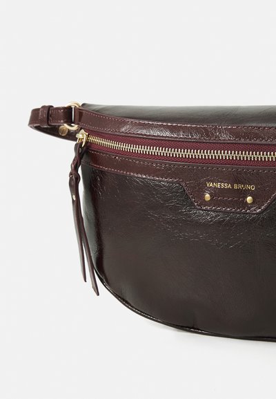 Sac en cuir bordeaux à bandoulière avec quincaillerie dorée, de forme courbée, fermeture zippée sur le dessus et détail de logo embossé à l'avant.