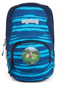 Blauwe en marineblauwe gestreepte rugzak met ergonomisch ontwerp, een ronde voetbalthema patch op de voorzak en een merklogo bovenaan.