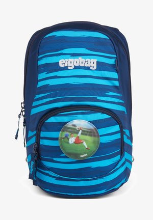 Blauwe en marineblauwe gestreepte rugzak met ergonomisch ontwerp, een ronde voetbalthema patch op de voorzak en een merklogo bovenaan.